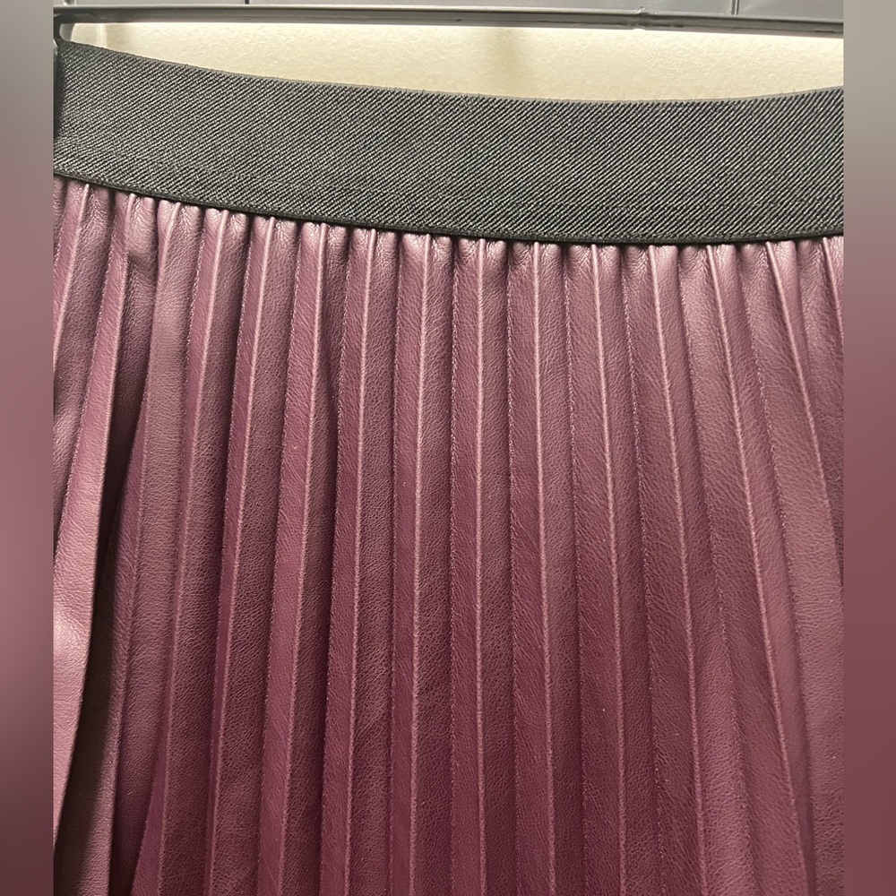 CALVIN KLEIN Womens Faux Dark Maroon Solid Leather Midi Pleated Skirt Size M - Picture 3 of 9